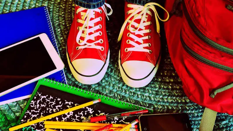 Bei Hausaufgaben helfen? Mach endlich Schluss mit dem täglichen Hausaufgabenterror! 1 kind-hausaufgaben-helfen-lernen-schule
