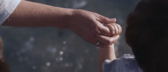 reflexintegration-übungen-online-kind-hand-eltern