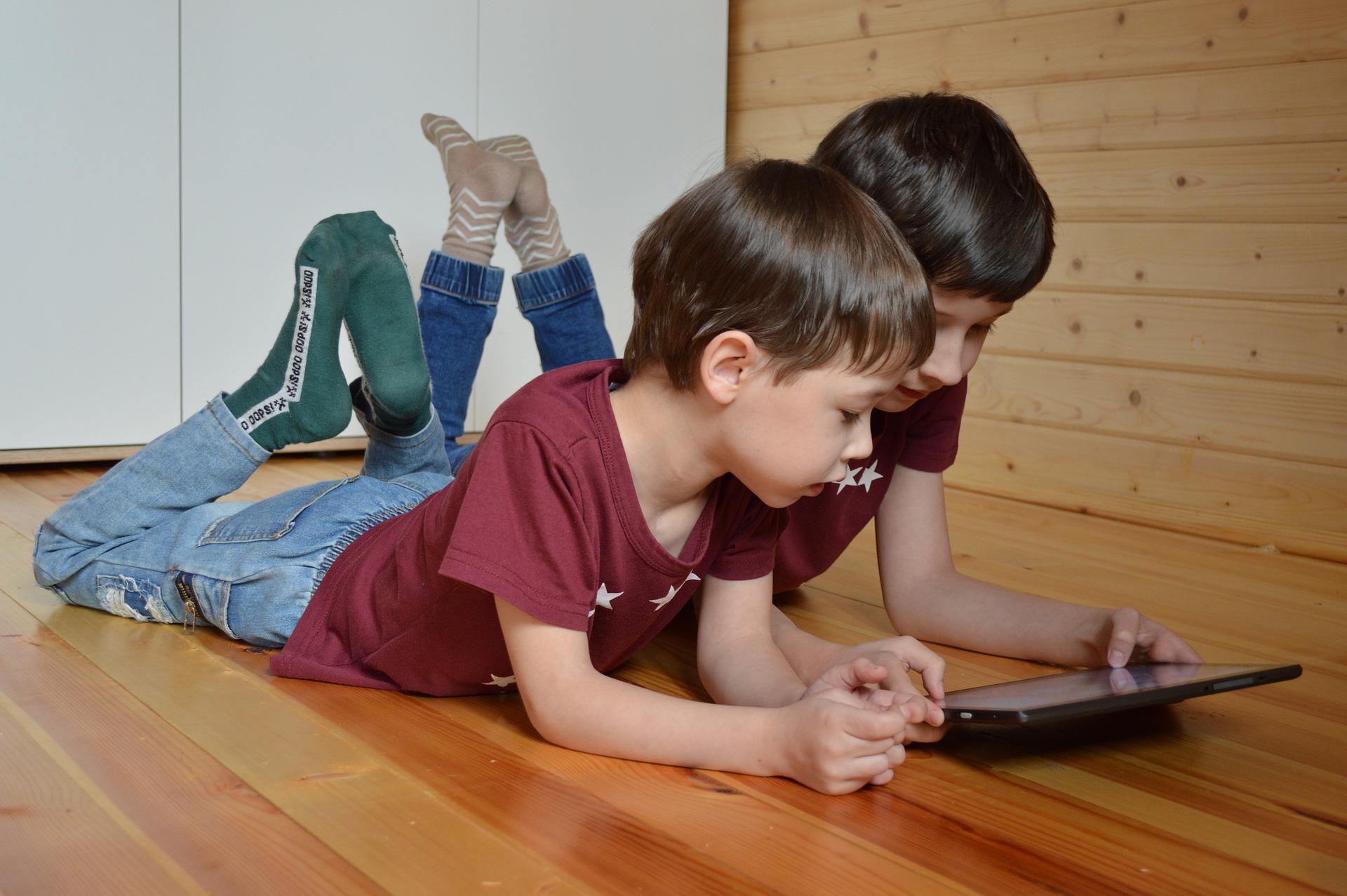 bildschirmzeit-kinder-schauen-auf-tablet